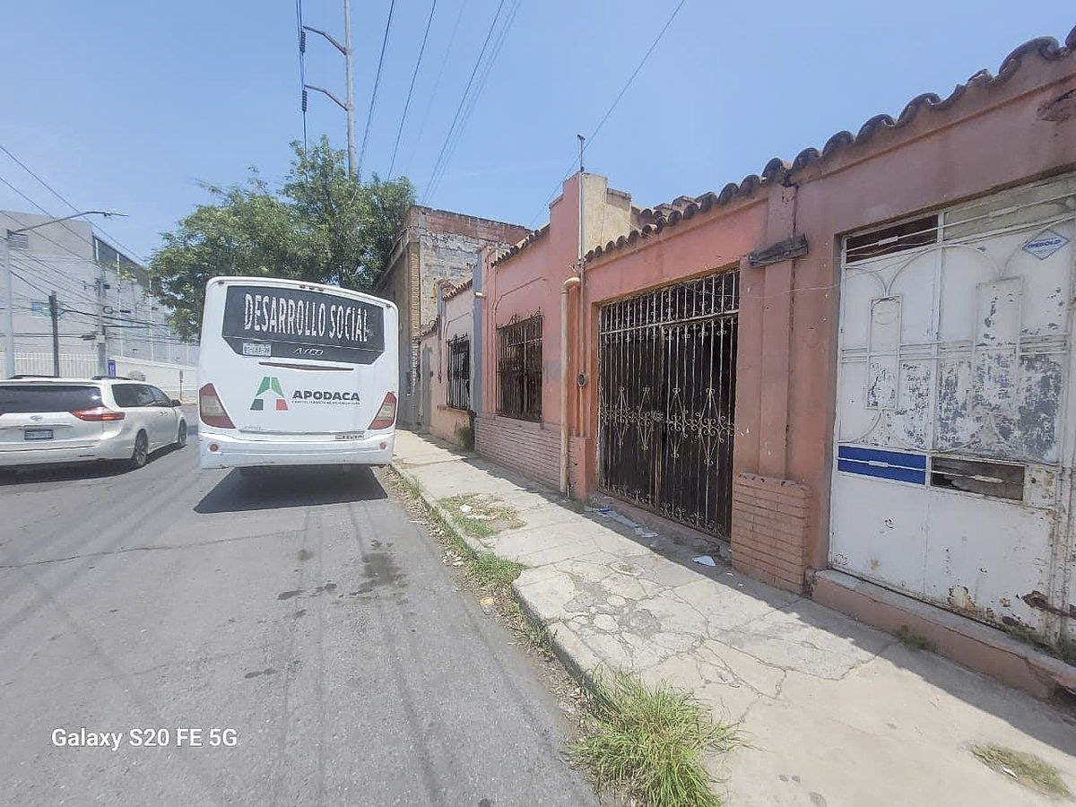 Vista de la fachada de la propiedad en esquina