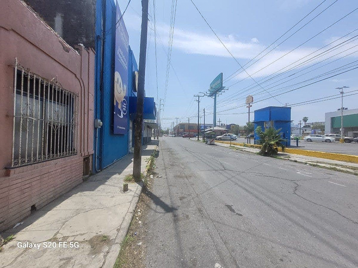 Vista de la calle junto al terreno